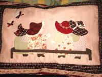 cuscino appliqué bambine sedute su panchina