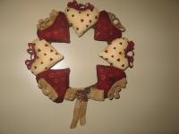 ghirlanda con cuori ricamati rossi e beige