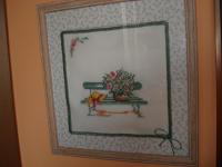 quadro con tessuto ricamato con panchina e fiori
