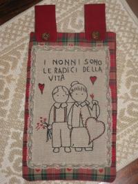 pannello ricamato dedicato ai nonni radici della vita