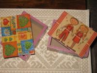 scatole in legno dipinte con bambini e cuori sul coperchio