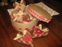 scatola di cartone rotonde da regalo piene di cuori